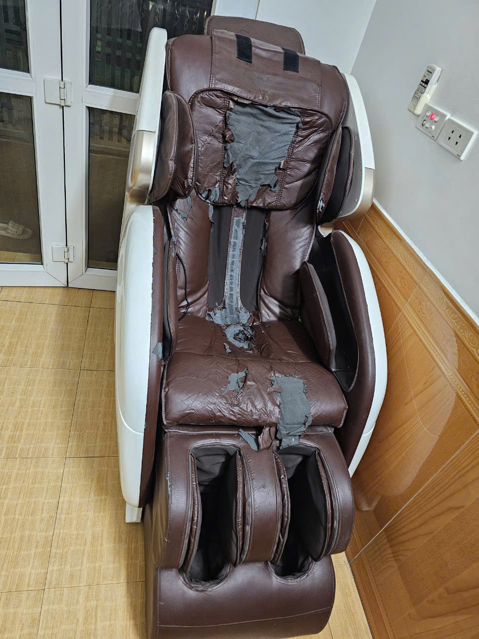 Đừng Thay Ghế Mới Vội – 90% Ghế Massage Chỉ Cần Thay Da Là Như Mới