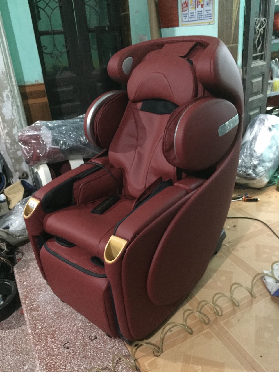 Ghế Massage Có Mùi Khó Chịu? Hiểm Họa Từ Da Lão Hóa Và Giải Pháp Khắc Phục Triệt Để